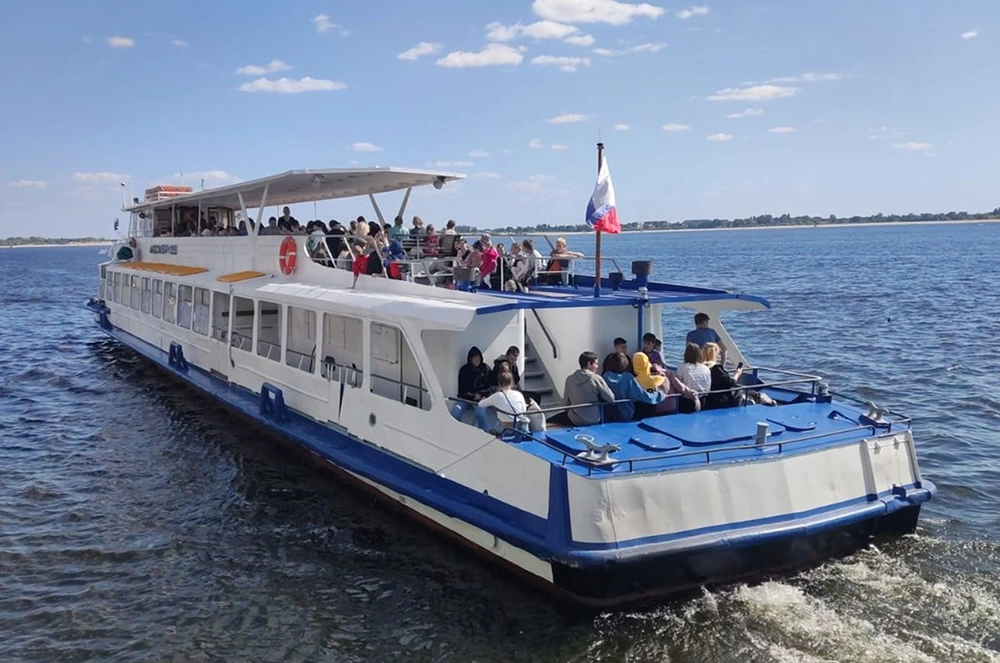 На теплоходе школьники из Курска путешествовали два часа.
