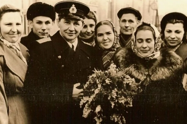 В центре - Павел Ересько, дрейфовавший в море 37 суток.