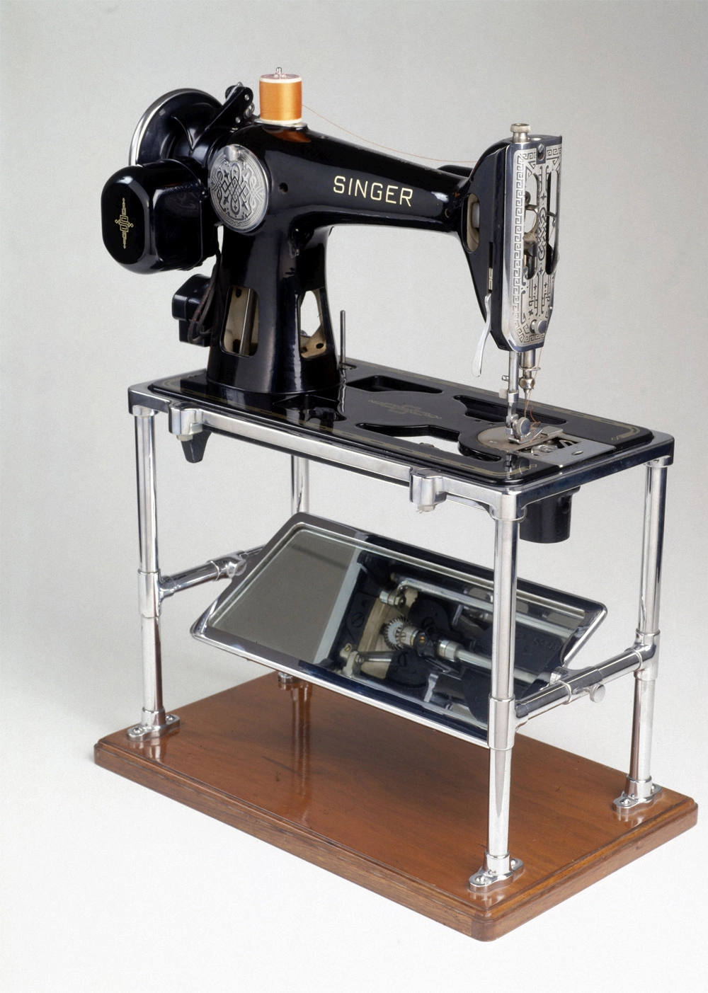 В 1850 году Айзек Зингер (1811–1875) создал свою первую швейную машину с ножным приводом.
