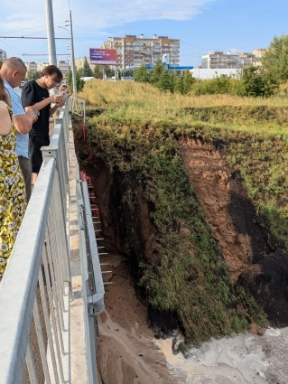 Смыло даже коммуникации.