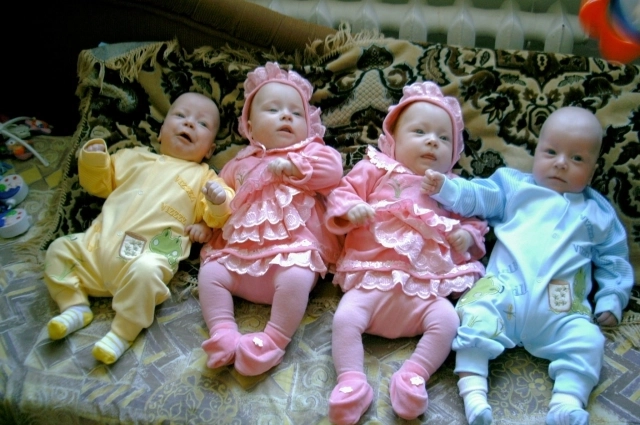 Четверняшки в первые месяцы жизни