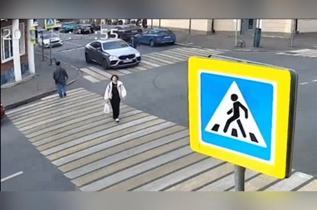 Судья за рулем иномарки не стал уступать дорогу пешеходу.