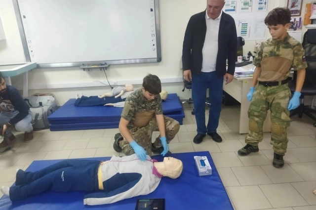 Братья попробовали на манекене навыки первой помощи.