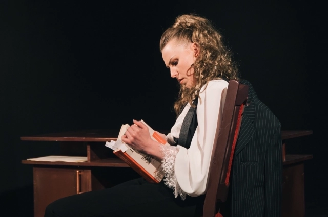 Основан спектакль на книге.