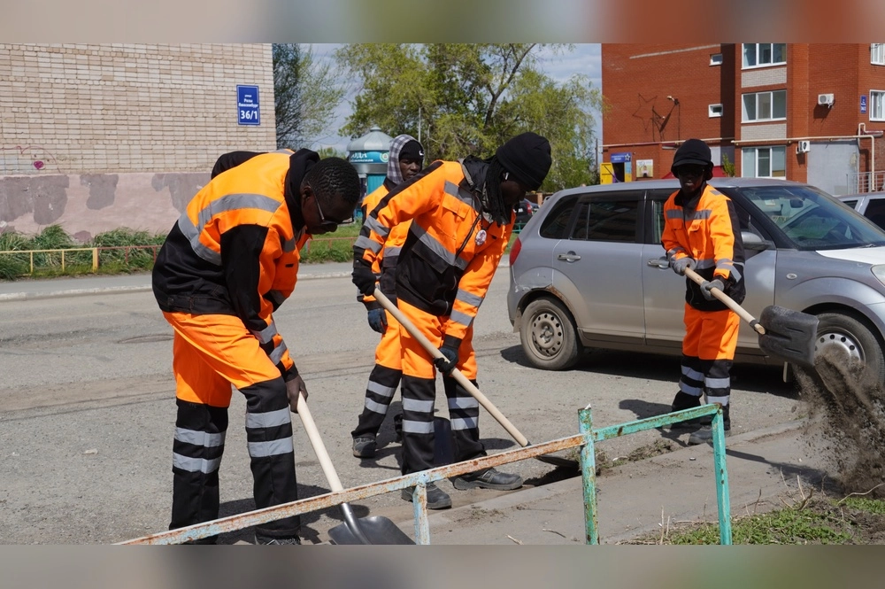Дворники из Сенегала в Оренбурге.
