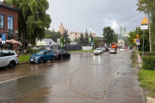 Потоки воды превратили проезжую часть в «океан», а падение столба на Сибирском тракте парализовало движение на четыре километра