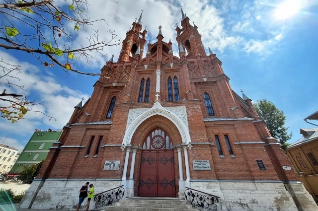 Построен в неоготическом стиле в 1902–1906 годах по проекту московского архитектора Фомы Богдановича.
