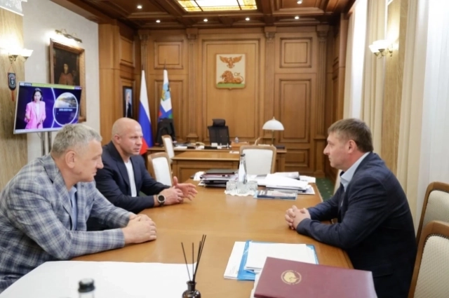 На встрече Федор Емельяненко обсуждал с Александром Шуваевым развитие спортивной инфраструктуры в Белгородской области. 