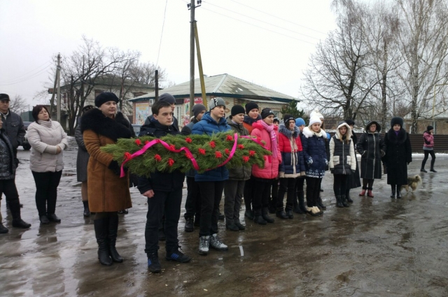 Школьники Митякинской возлагают цветы к монументу освободителей ВОВ.