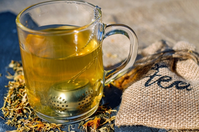 Травы в чай можно выбирать самые разные - в зависимости от вкуса и особенностей здоровья.