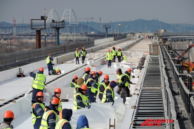 Сейчас на мосту работают около пяти тысяч строителей.