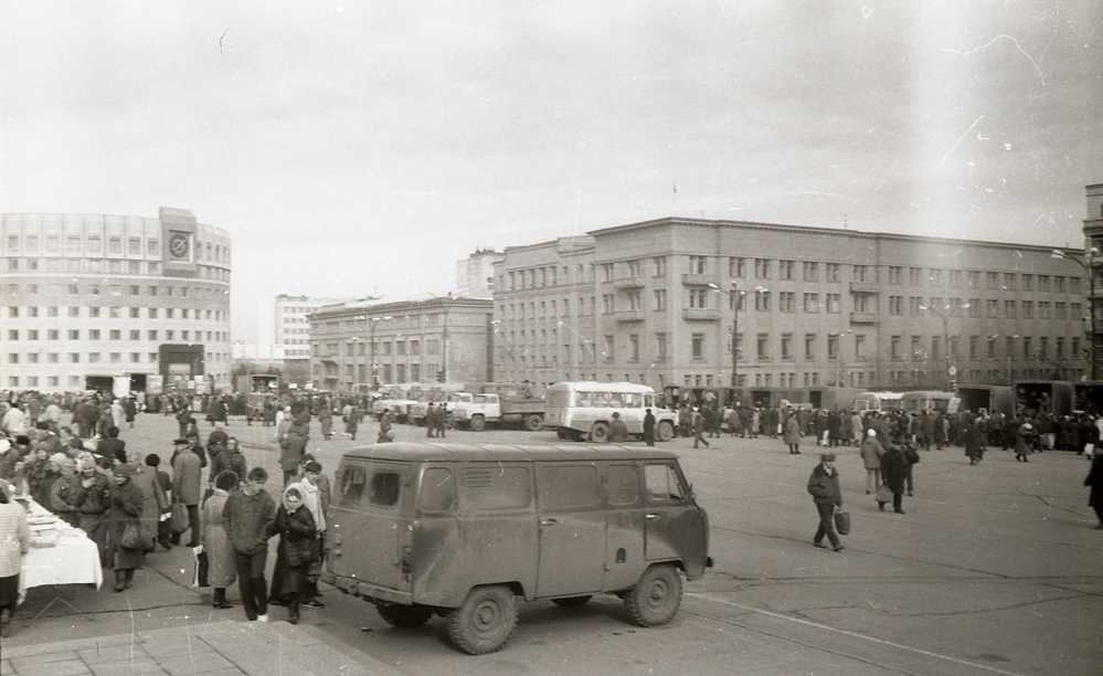 Чуть больше 20 лет назад возле памятника Ленину торговали с машин.