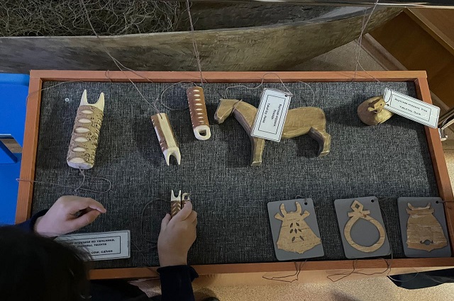 На фото традиционные игрушки якутов, олицетворяющие животных.