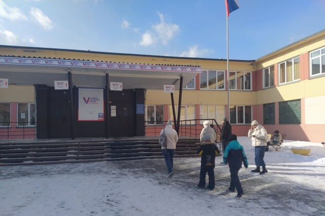 Участок в школе в спальном районе Красноярска.
