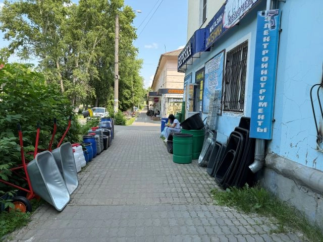 Владельцы магазинов выставляют свой товар на тротуары и газоны.