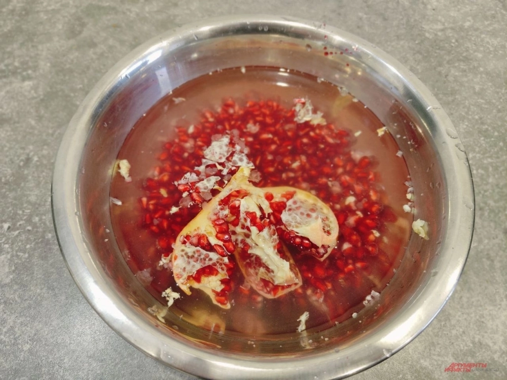 В воде легче всего отделить зёрна граната.