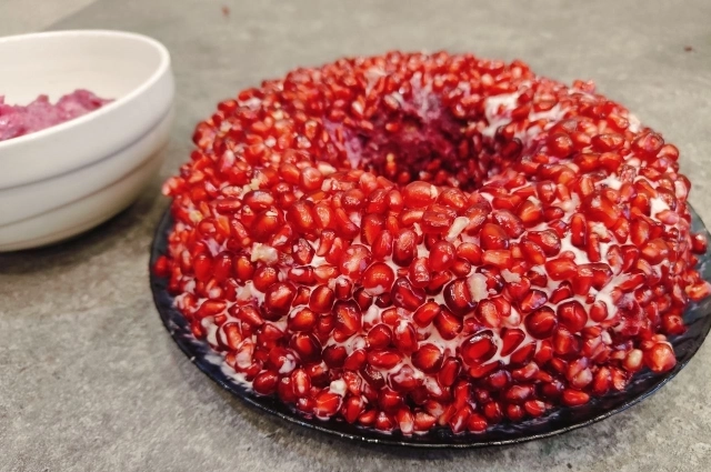 Яркий салат украсит стол.