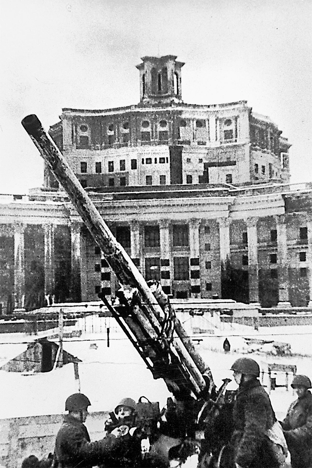 СОН-2 («Станция орудийной наводки») — первая серийная советская РЛС времён Великой Отечественной войны, которая позволила зенитным орудиям поражать вражеские самолёты в любое время суток и при любой погоде.