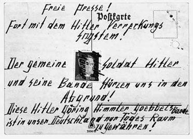 Одна из&nbsp;открыток Хэмпелсов. В&nbsp;центре&nbsp;— почтовая марка с&nbsp;изображением Гитлера и&nbsp;надписью «Убийца рабочих».