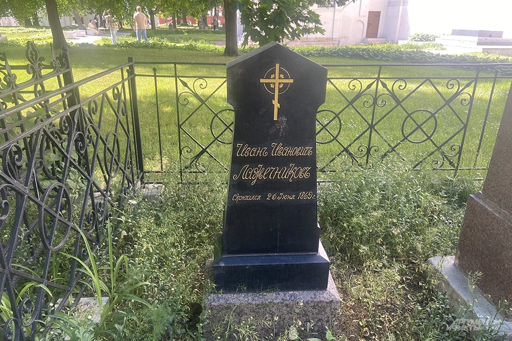 Могила Ивана Лажечникова.