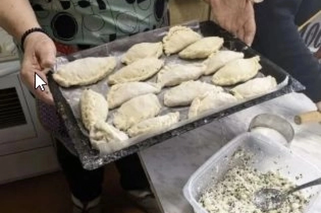 Сочетание творога и чеснока в начинке необычно, но очень вкусно.