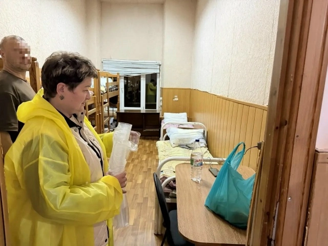 В городе развернули три ПВР на 150 человек.