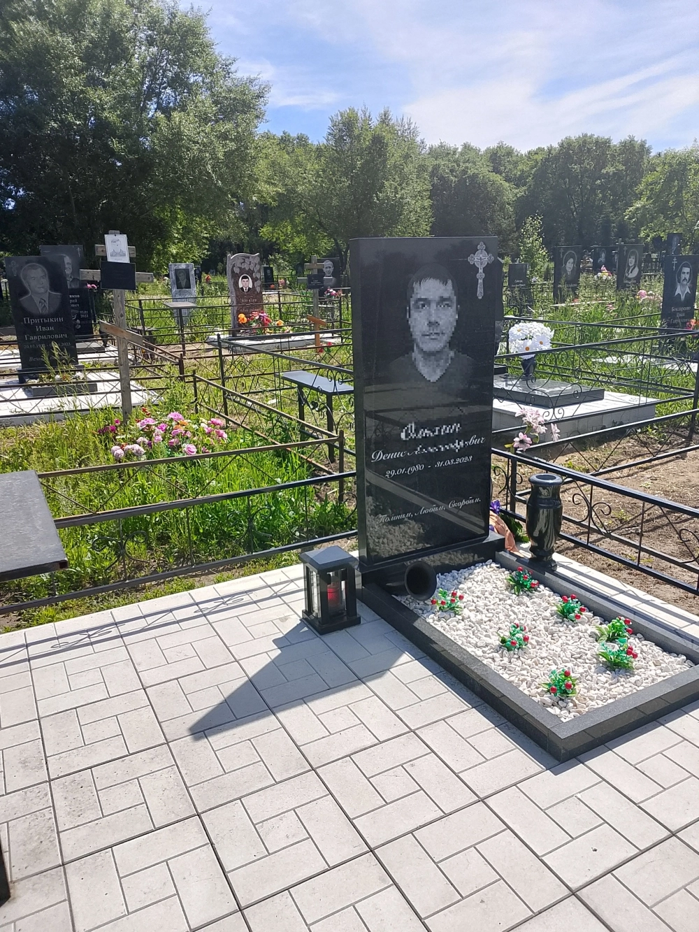 Так выглядит современный могильный комплекс.
