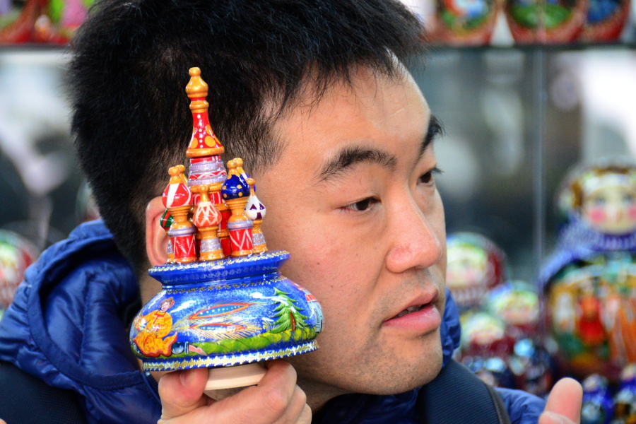 итайских туристов во Владивостоке сейчас масса, и многие хотят на этом подзаработать 