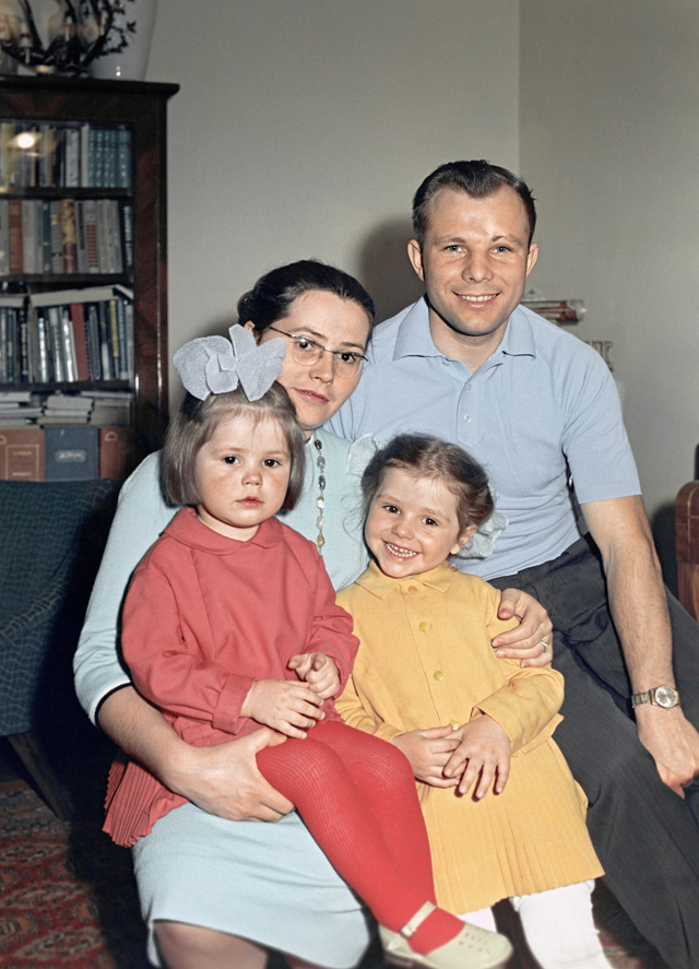 Юрий Гагарин с женой Валентиной и дочерьми Галей и Леной.