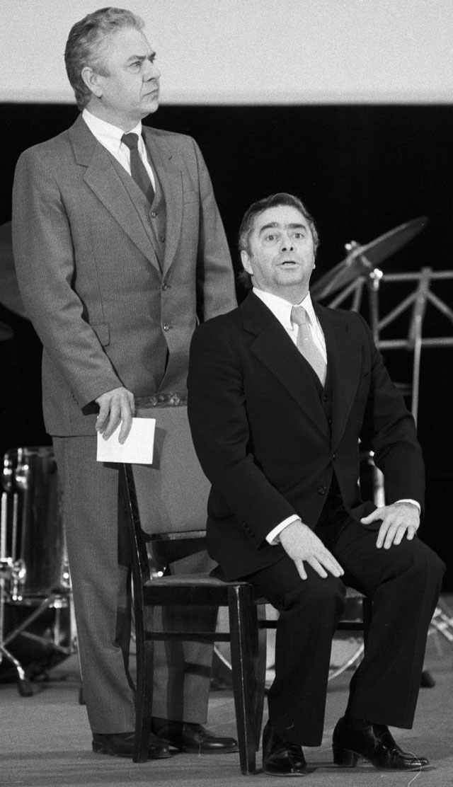 Известные советские артисты эстрады Виктор Ильченко и Роман Карцев выступают на сцене. 1987 год.