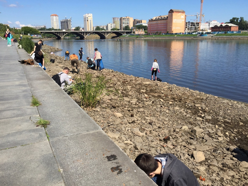 Свердловский пруд захламляли годами. Для его полной очистки потребуется много времени.