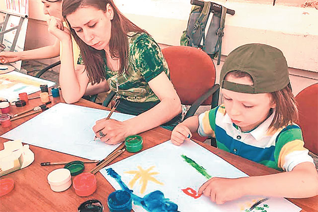Научиться живописи можно в творческих студиях района: в центре культуры и в библиотеке.