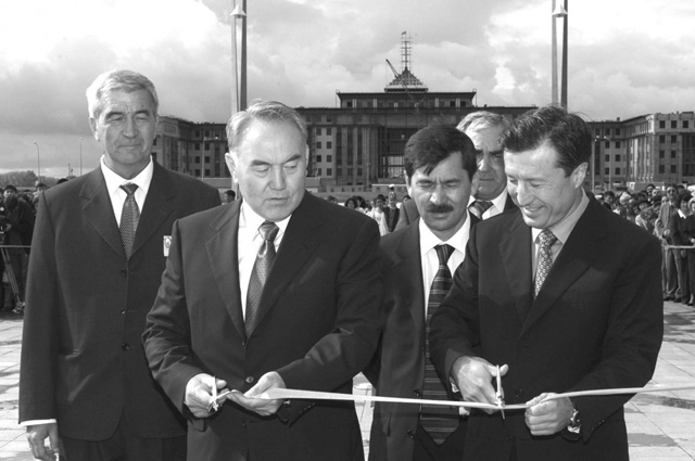 В августе 2002 года состоялось открытие монумента «Байтерек».