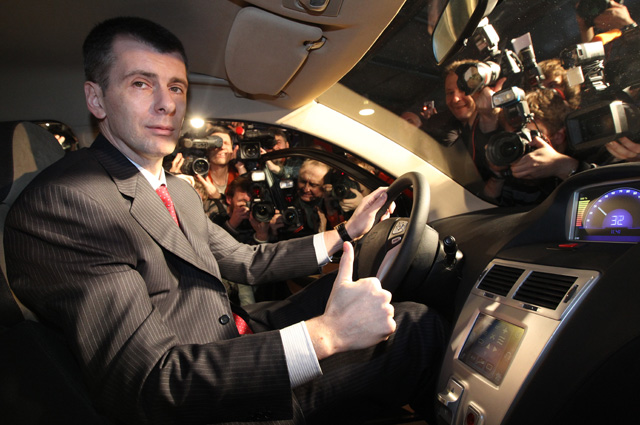 Михаил Прохоров сидит за рулем «Ё-мобиля» во время презентации автомобиля.