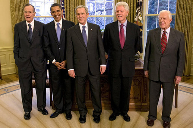 Пять президентов США разных лет: Джордж Буш-старший, Барак Обама, Джордж Буш-младший, Билл Клинтон и Джимми Картер. 2009 год