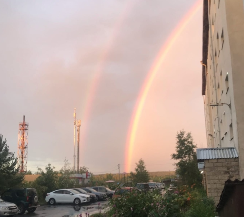 Радуга после дождя в городе. Двойная Радуга в Новосибирске. Радуга вблизи. Радуга над Новосибирском.