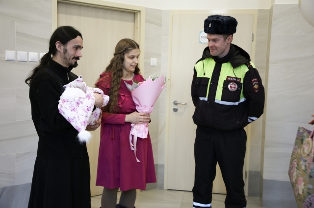  Константин Куденков и семья Сущенко на выписке из перинатального центра