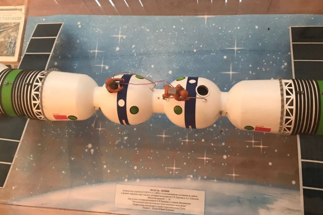 Модель копия космических кораблей Союз-4 и Союз-5 в стыкованном состоянии на орбите в момент перехода через космос летчиков – космонавтов.