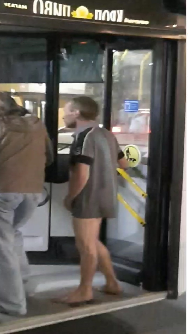 Мужчина попытался войти в автобус за своей жертвой, но ему помешали пассажиры.