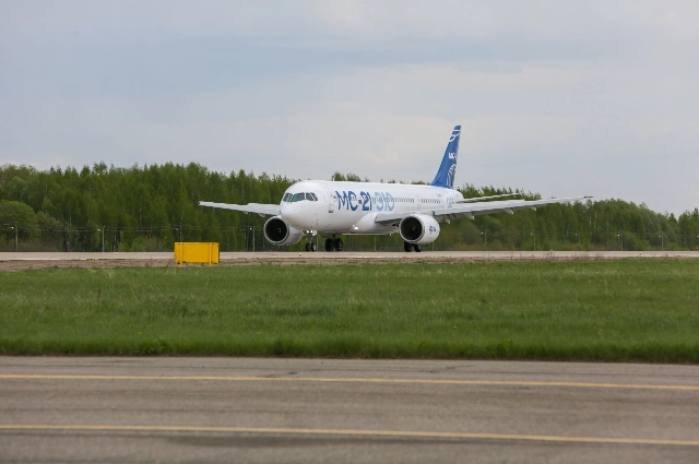 Самолет SJ-100