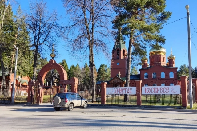 Главный вход на территорию храма — кресты на воротах такие же.