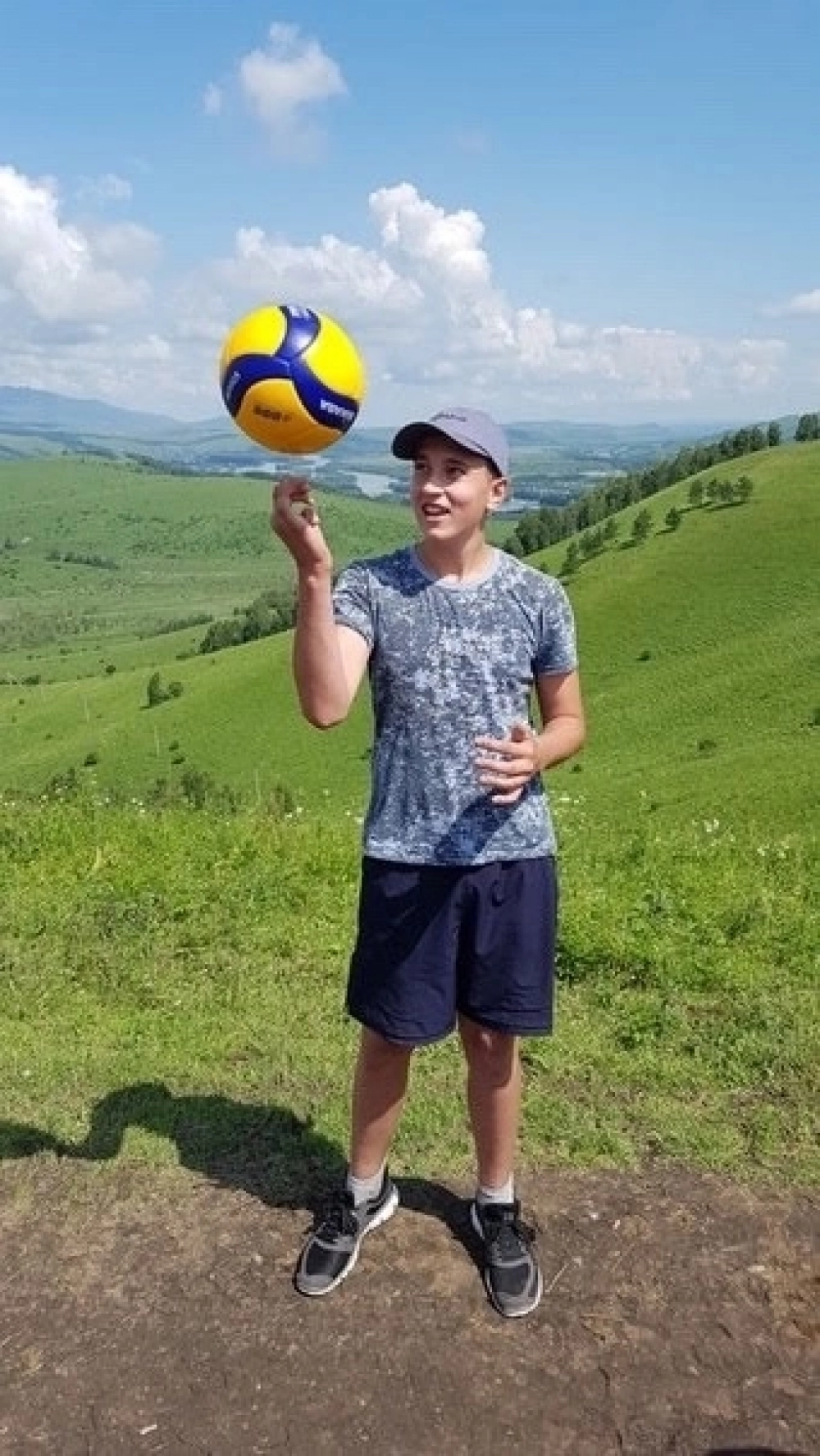 Сергей играл в позиция доигровщика.