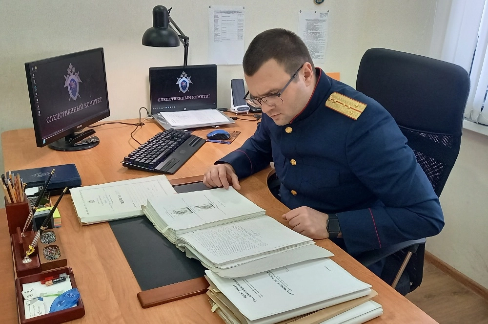 Профессиональный праздник следователи отмечают на рабочем месте.