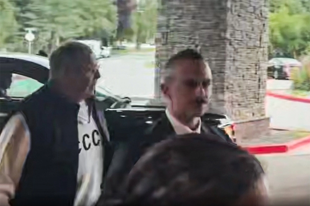 Министр иностранных дел России Сергей Лавров прибыл на Аляску в белом свитере с надписью «СССР».