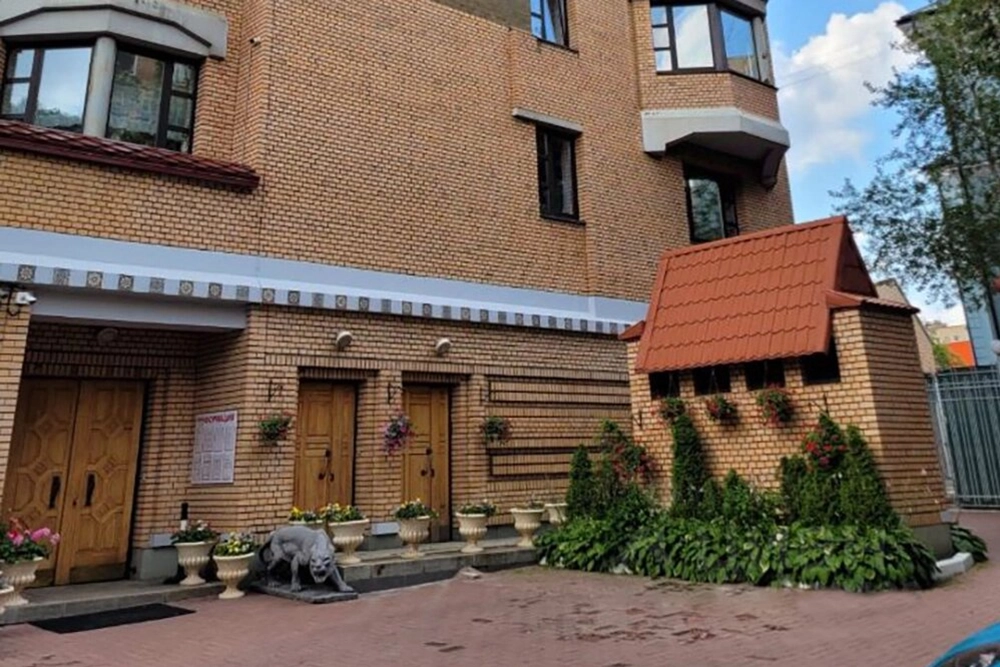 Подъезд дома внутри двора.