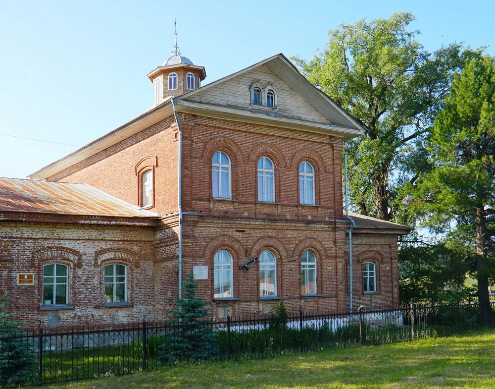 Здание конторы Кувинского завода, в настоящее время Кувинский краеведческий музей.
