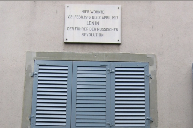 В надписи на мемориальной доске в Цюрихе Ленина назвали фюрером (вождь - в переводе с немецкого языка) Русской революции. 