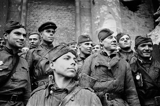 Солдаты, штурмовавшие рейхстаг. Берлин. Май 1945 год