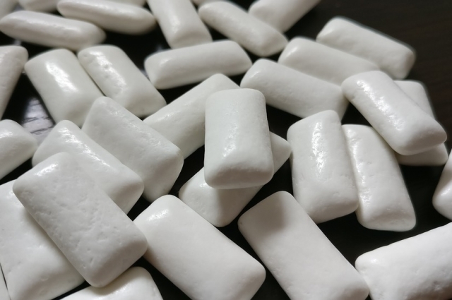 Можно ли жевать жвачку?