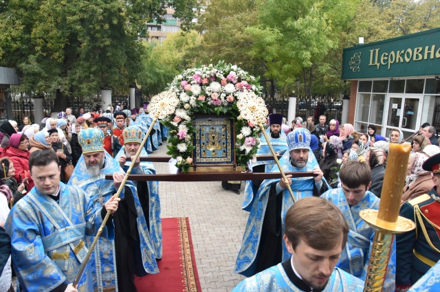 Больше 10 тыс. оренбуржцев поклонилось иконе Пресвятой Богородицы Курской-Коренной «Знамение».